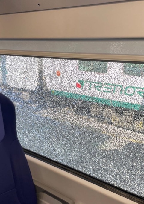 Sassaiola alla stazione di Calolzio: tre treni danneggiati fermi dieci giorni per le riparazioni