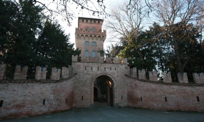 Ennesimo atto di vandalismo: imbrattati con lo spray i muri di un passaggio del castello di Urgnano