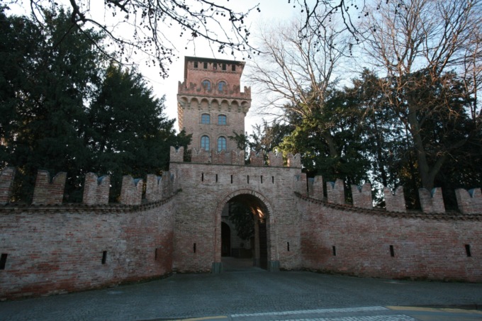 Ennesimo atto di vandalismo: imbrattati con lo spray i muri di un passaggio del castello di Urgnano