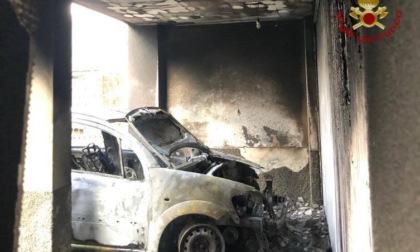 Automobile va a fuoco in garage, il fumo raggiunge tre appartamenti: evacuate tre persone