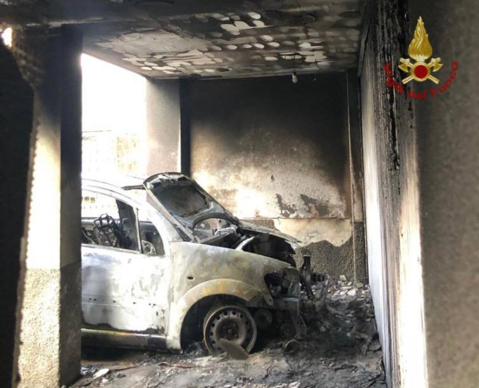 Automobile va a fuoco in garage, il fumo raggiunge tre appartamenti: evacuate tre persone