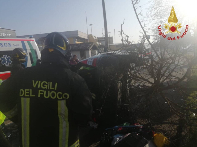 Coppia di anziani in auto si ribalta su un fianco, feriti non in modo grave