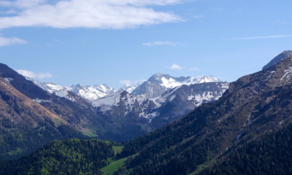 I pascoli e i docili pendii erbosi del monte Redondo, la perfetta passeggiata di primavera