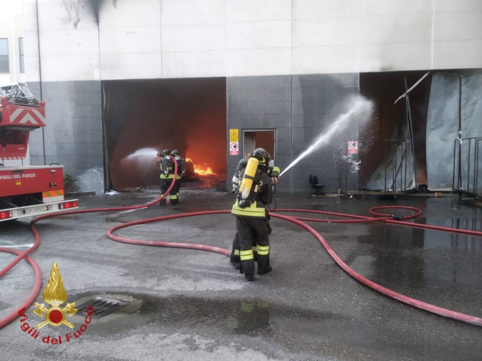 Curnasco, nell’incendio bruciati 4mila metri quadrati di capannoni. Ustionato un uomo