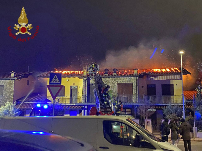 In fiamme circa 300 metri quadrati del tetto di una casa, nessun ferito