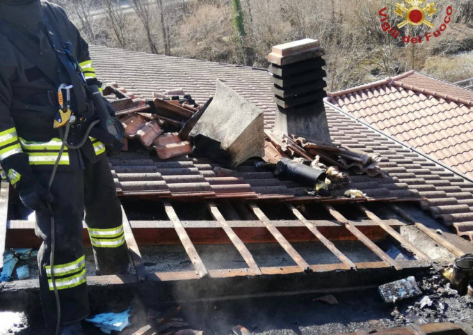 Rogo in una palazzina a Parre: danneggiati 30 metri quadrati di tetto, nessun ferito