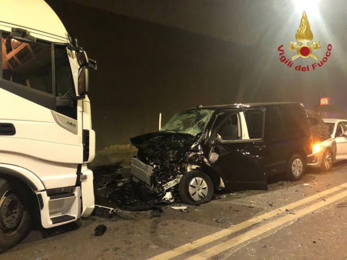 Schianto nella galleria Montenegrone: 4 mezzi coinvolti, 6 feriti e traffico in tilt