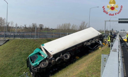 Camion carico di bancali di latte sfonda il guard rail e si ribalta lungo la BreBeMi