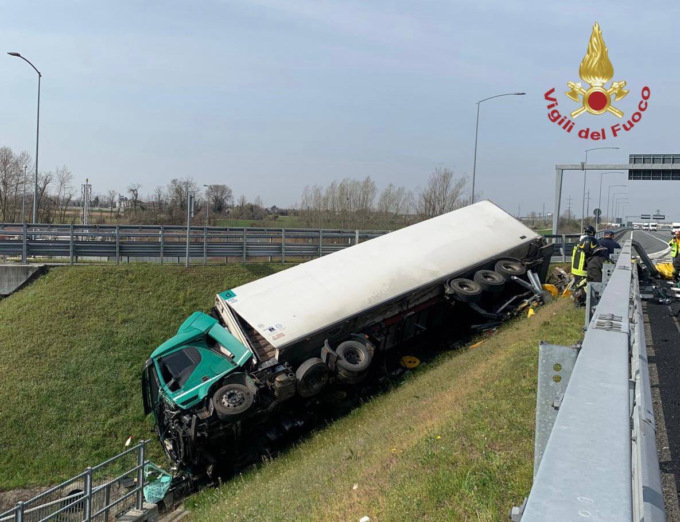Camion carico di bancali di latte sfonda il guard rail e si ribalta lungo la BreBeMi