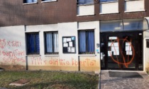 Ennesimo blitz vandalico no-vax in Val Seriana: imbrattata la sede Ats di Albino