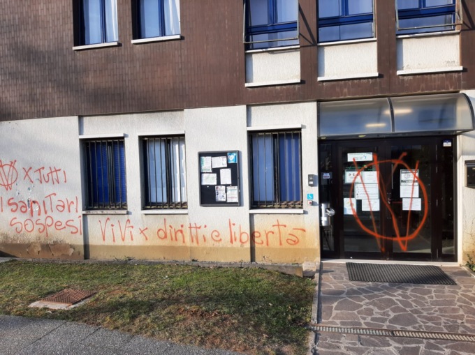 Ennesimo blitz vandalico no-vax in Val Seriana: imbrattata la sede Ats di Albino