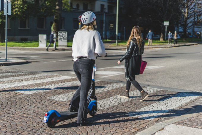 Monopattini e scooter elettrici, dall’8 marzo sblocco azzerato e tariffa dimezzata per le donne