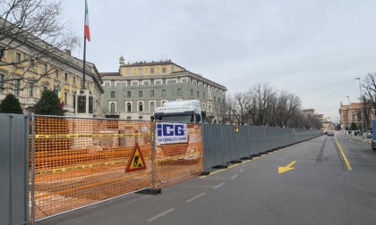 I lavori in piazza Matteotti tolgono posteggi ai residenti: «Usino gli stalli blu gratis»