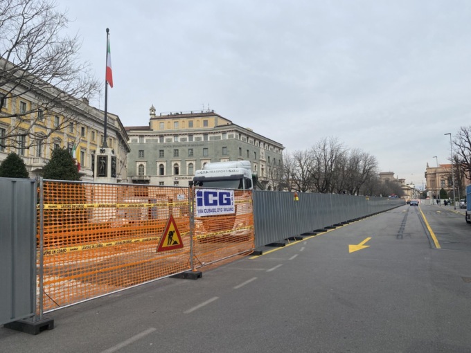 I lavori in piazza Matteotti tolgono posteggi ai residenti: «Usino gli stalli blu gratis»