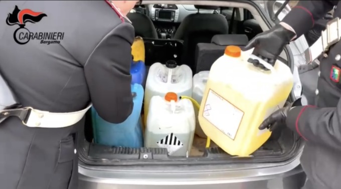 Svuotano i serbatoi dei tir di una ditta e fuggono con 1.200 litri di gasolio: arrestati