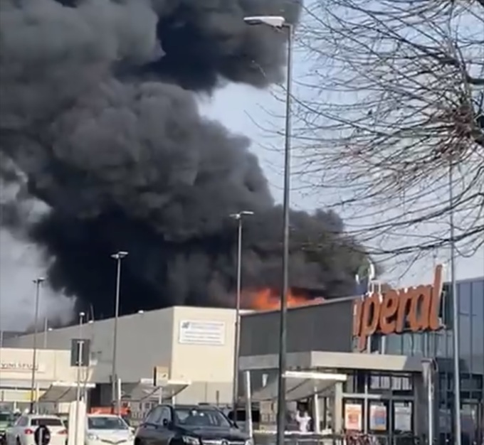 Brucia officina a Treviolo: altissima colonna di fumo, Ats invita a tenere le finestre chiuse