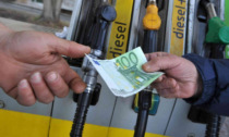 Benzina e gasolio alle stelle, arriva la truffa che "promette" buoni carburante da 100 euro