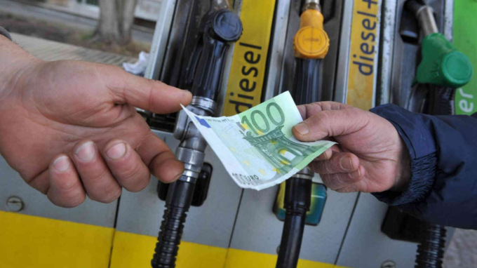10 frasi in bergamasco sul caro carburanti