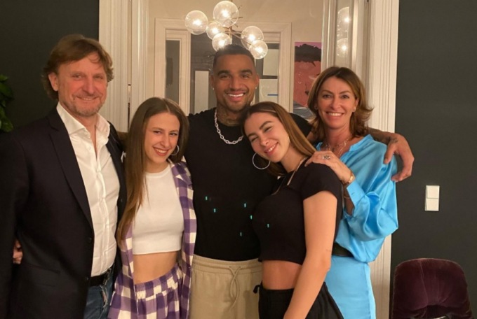 La foto di famiglia del consigliere comunale Rovetta: c’è anche Kevin Prince Boateng