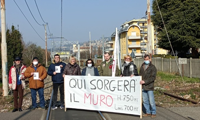 Battaglia di quartieri e paesi ai muri delle Ferrovie, l’opposizione di Bergamo s’è destata
