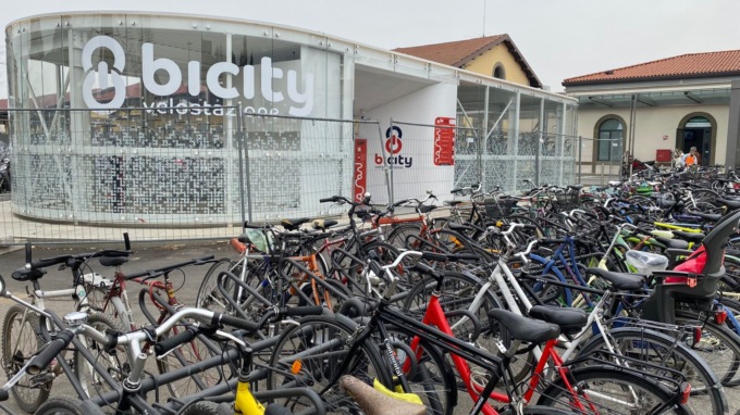 A cosa serve la velostazione in piazzale Marconi a Bergamo se non protegge le bici?