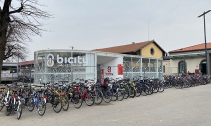 Parcheggia il monopattino in velostazione a Bergamo: rubato da un giorno all'altro