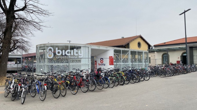 Parcheggia il monopattino in velostazione a Bergamo: rubato da un giorno all’altro