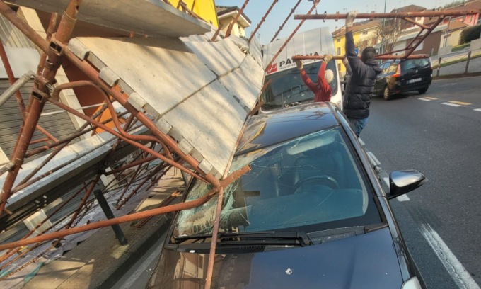 Bariano, ponteggio crolla su un’auto e un furgone fermi al semaforo. Nessun ferito