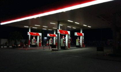 Caro carburante, i benzinai spengono le luci da lunedì lasciando le stazioni al buio