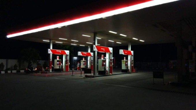 Caro carburante, i benzinai spengono le luci da lunedì lasciando le stazioni al buio