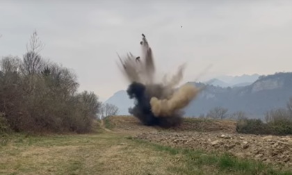 Il video dell'esplosione di una delle due bombe che sono state rinvenute nell'Adda
