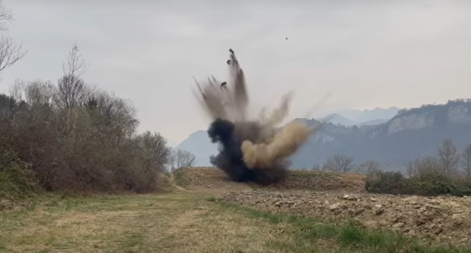 Il video dell’esplosione di una delle due bombe che sono state rinvenute nell’Adda