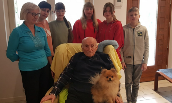 A 90 anni ospita in casa la famiglia della badante
