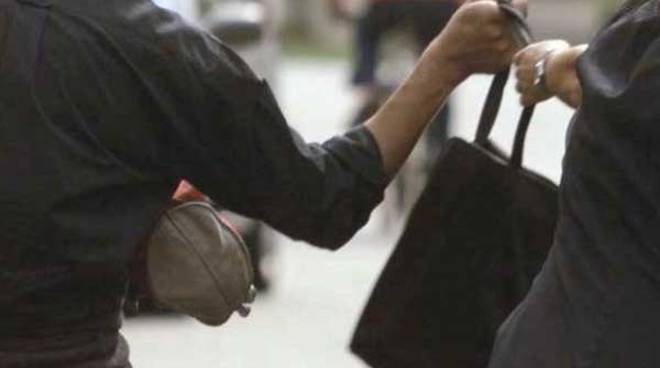 Scippatore in bicicletta in azione a Treviglio: da fine gennaio almeno sette colpi