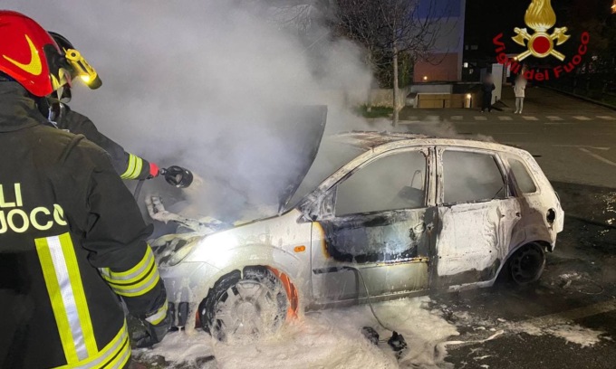Romano, auto prende fuoco nella notte