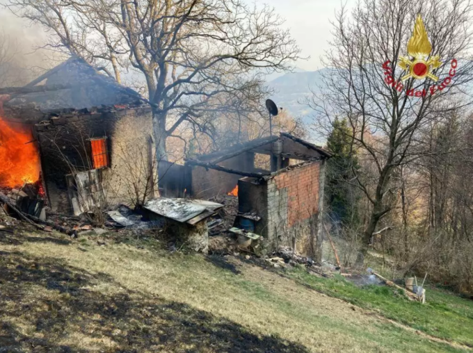 Vertova, in fiamme una cascina: domato l’incendio, nessun ferito