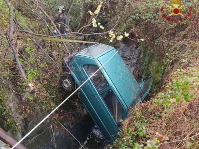 Riva di Solto, anziano perde il controllo dell’auto e finisce in fossato
