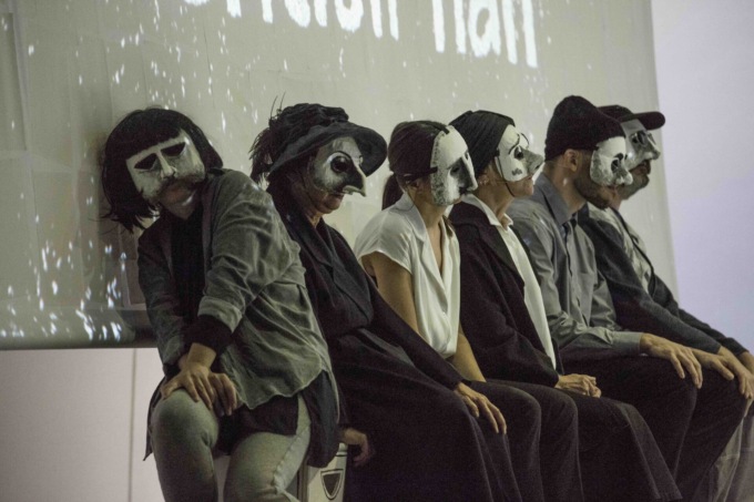 Casi di Covid nella compagnia, rinviato a maggio “Lo strano caso del cane ucciso a mezzanotte”