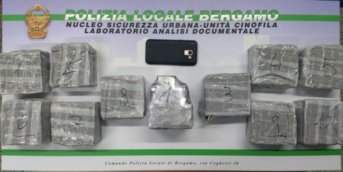 Sequestro di droga record per la polizia locale di Bergamo: 6,4 chili di hashish. Due arresti