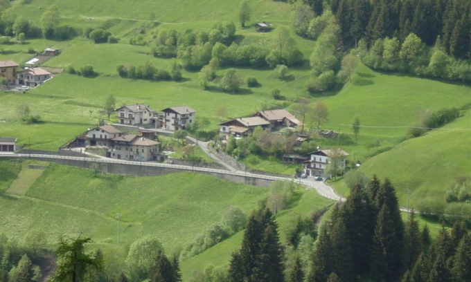 Donna uccisa e fatta a pezzi: il cadavere trovato in un dirupo in Valcamonica, a Borno