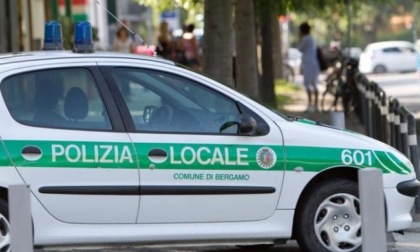 Code e disagi a Bergamo tra le le vie San Bernardino e Carnovali: colpa di un incidente in via Spino