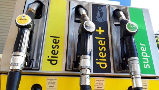 Benzina e diesel, prezzi alle stelle: i distributori dove conviene fare il pieno in Bergamasca