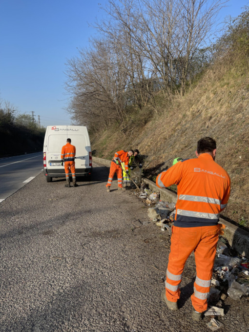 Rifiuti abbandonati lungo l’Asse interurbano: lo ripuliscono 14 operai della Sangalli spa