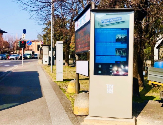 Le nostre notizie si leggono in centro a Seriate grazie al Totem Interactive Touch di Publi Città