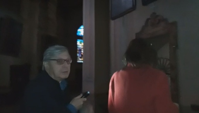 Vittorio Sgarbi a Treviglio si mette a scegliere i quadri per il museo: «Mi raccomando, fatelo bello»