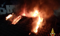 Brucia il tetto di una palazzina a Palosco: due appartamenti inagibili