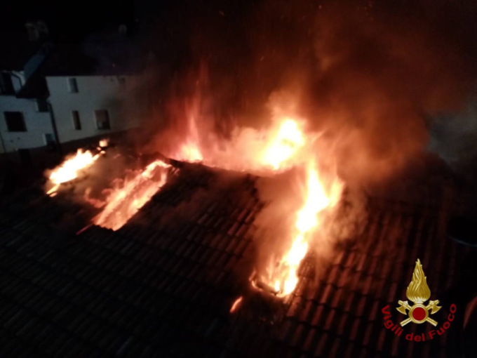 Brucia il tetto di una palazzina a Palosco: due appartamenti inagibili
