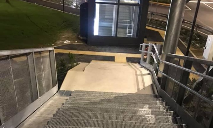 Guasti gli ascensori della passerella tra Campagnola e Malpensata: «Colpa dei vandali»