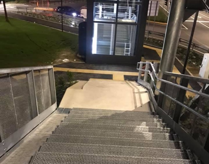 Passerella Campagnola-Malpensata, ancora guasti gli ascensori. Carrara: «Il Comune intervenga»