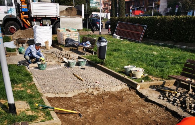 Via i rattoppi d’asfalto: partiti i lavori per la riqualificazione di piazzale della Repubblica